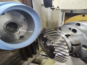 Grinding sprial bevel gears